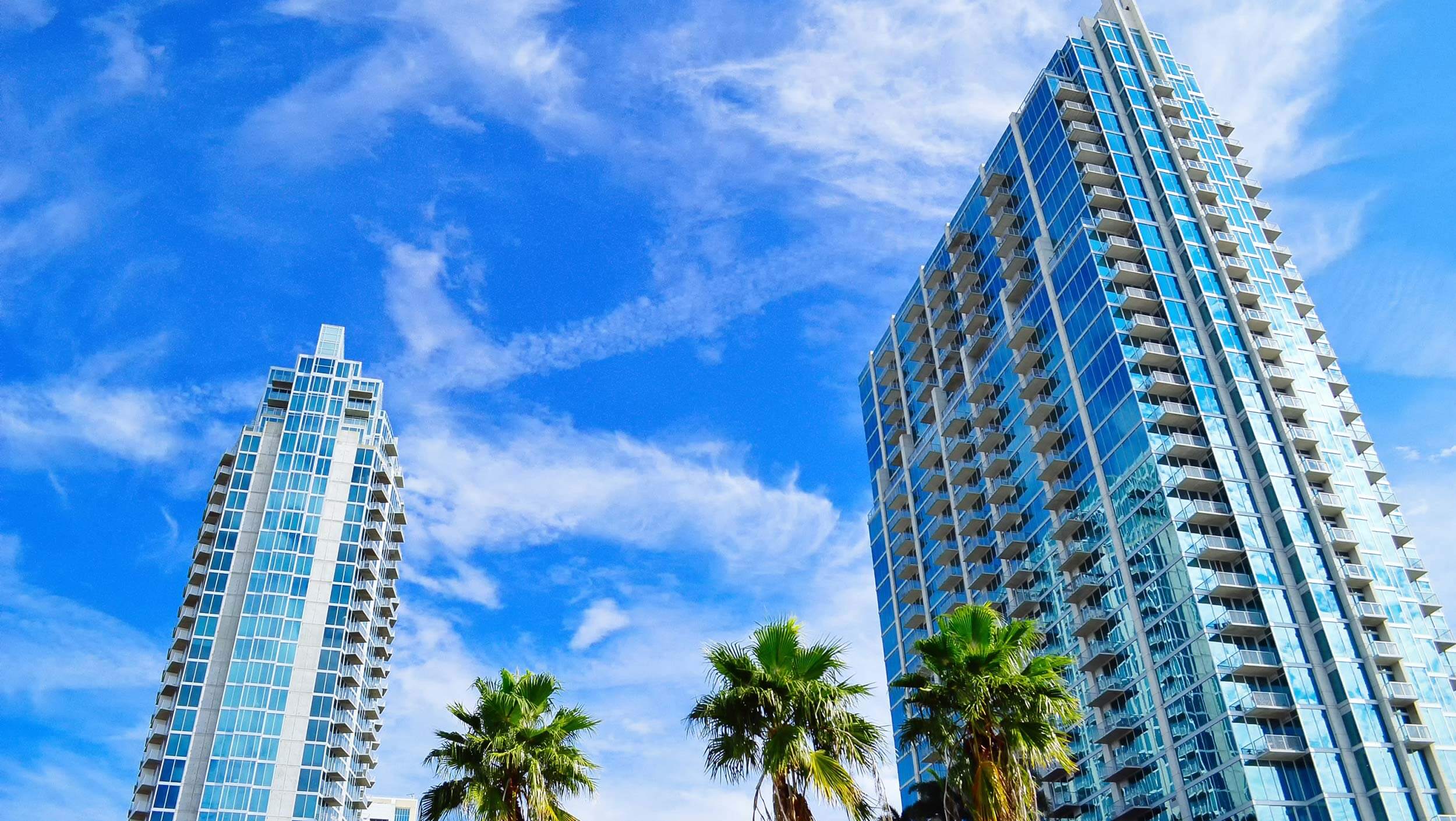 佛罗里达州的高大塔楼有天空背景