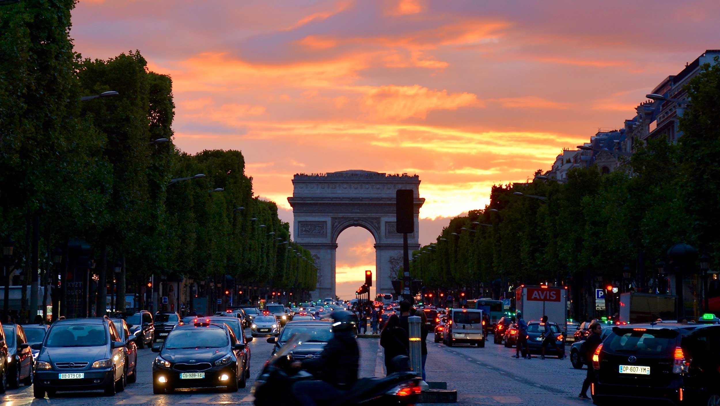 Champs-élysées街的景色充满了许多交通
