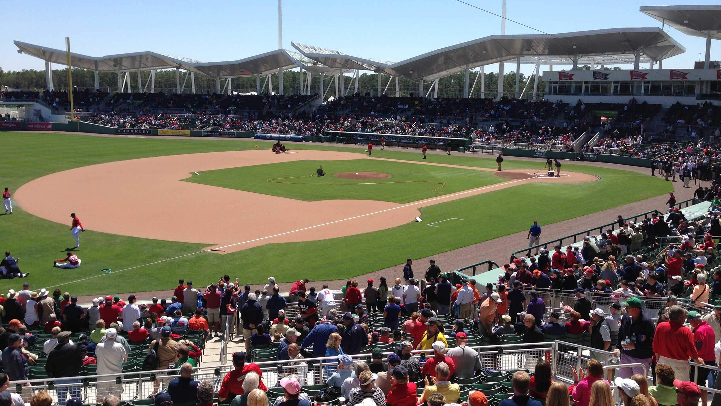 一群人围坐在佛罗里达的一个棒球场