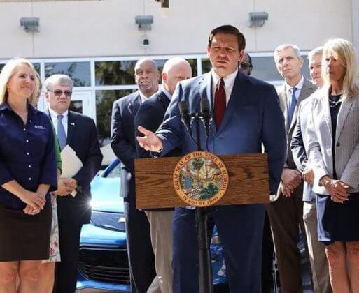 州长罗恩·德桑蒂斯（Ron DeSantis）宣布扩大佛罗里达电动汽车基础设施的计划