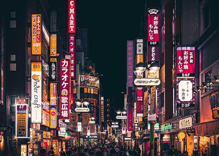 以东京歌舞伎为背景的繁忙城市街道特写